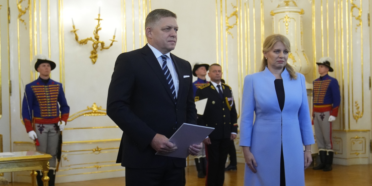 Il nuovo primo ministro slovacco Robert Fico e la presidente Zuzana Čaputová durante la cerimonia di giuramento del nuovo governo, nel palazzo presidenziale di Bratislava (AP Photo/Petr David Josek)