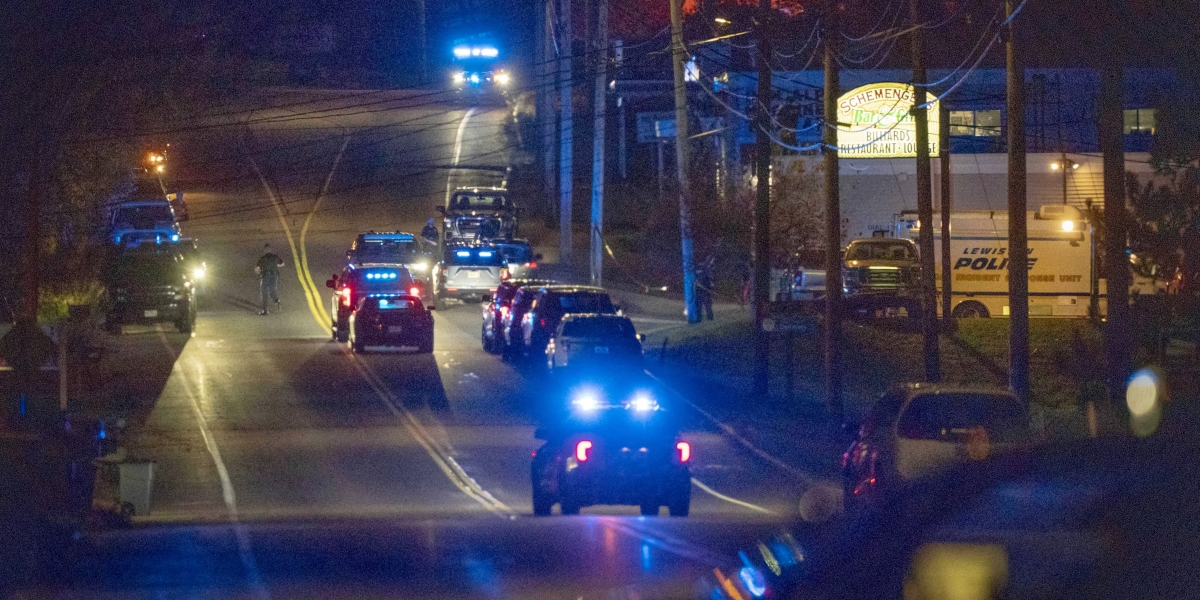 Mezzi della polizia a Lewiston, in Maine (AP Photo/Robert F. Bukaty)