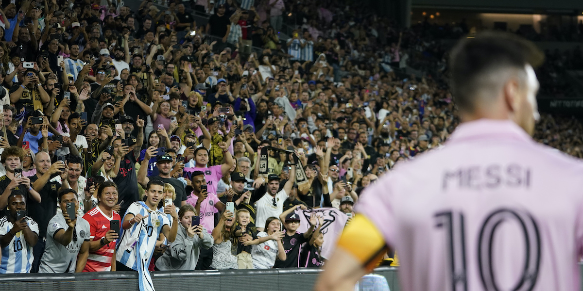 Il pubblico di Los Angeles e Lionel Messi (AP Photo/Ryan Sun, File)
