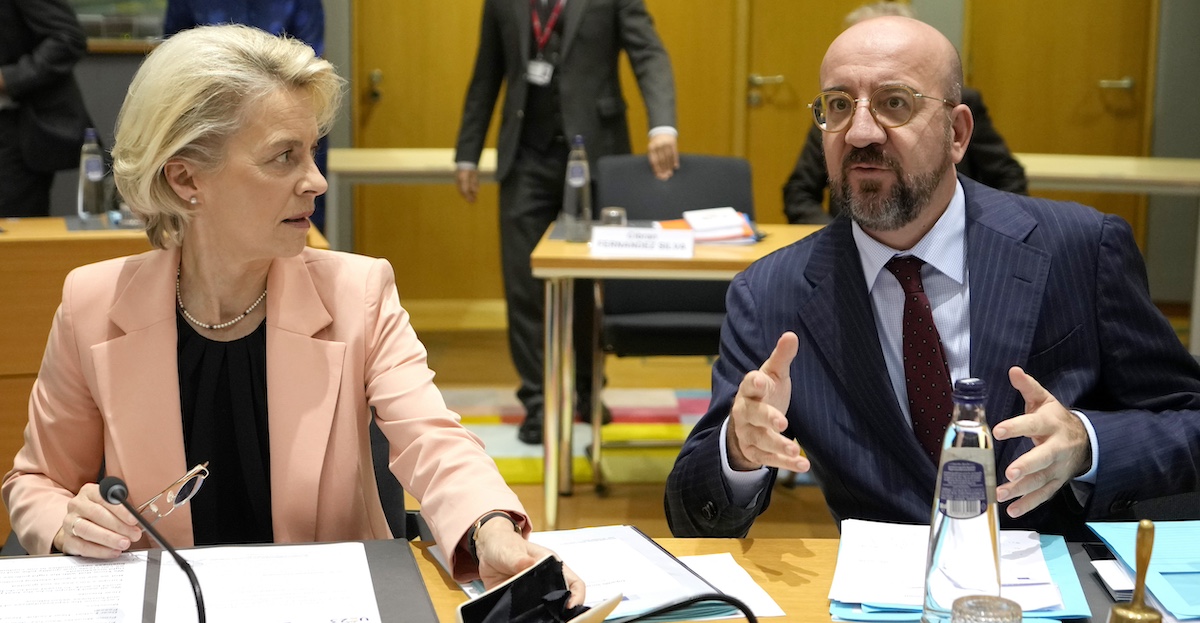 La presidente della Commissione Europea Ursula von der Leyen e il presidente del Consiglio Europeo Charles Michel (AP Photo/Virginia Mayo)