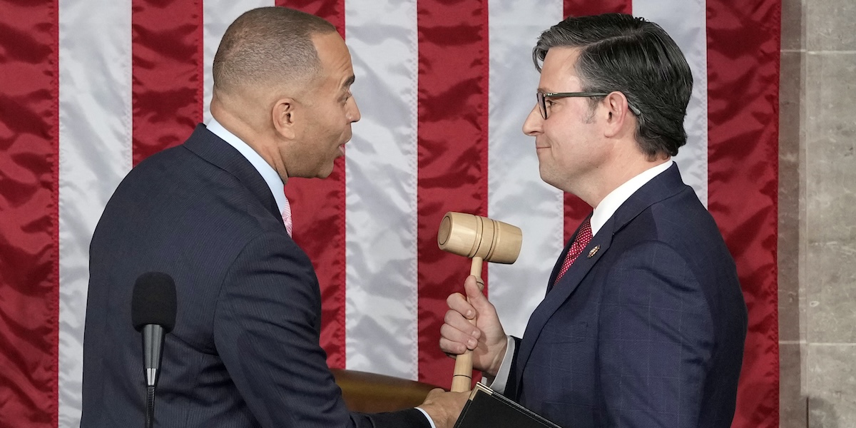 Il nuovo speaker della Camera Mike Johnson (a destra) con il leader della minoranza Hakeem Jeffries (AP Photo/Alex Brandon)