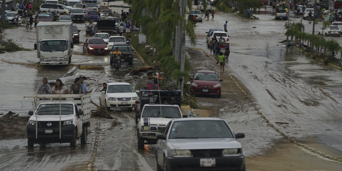Una strada di Acapulco dopo il passaggio dell'uragano Otis (AP Photo/Marco Ugarte)