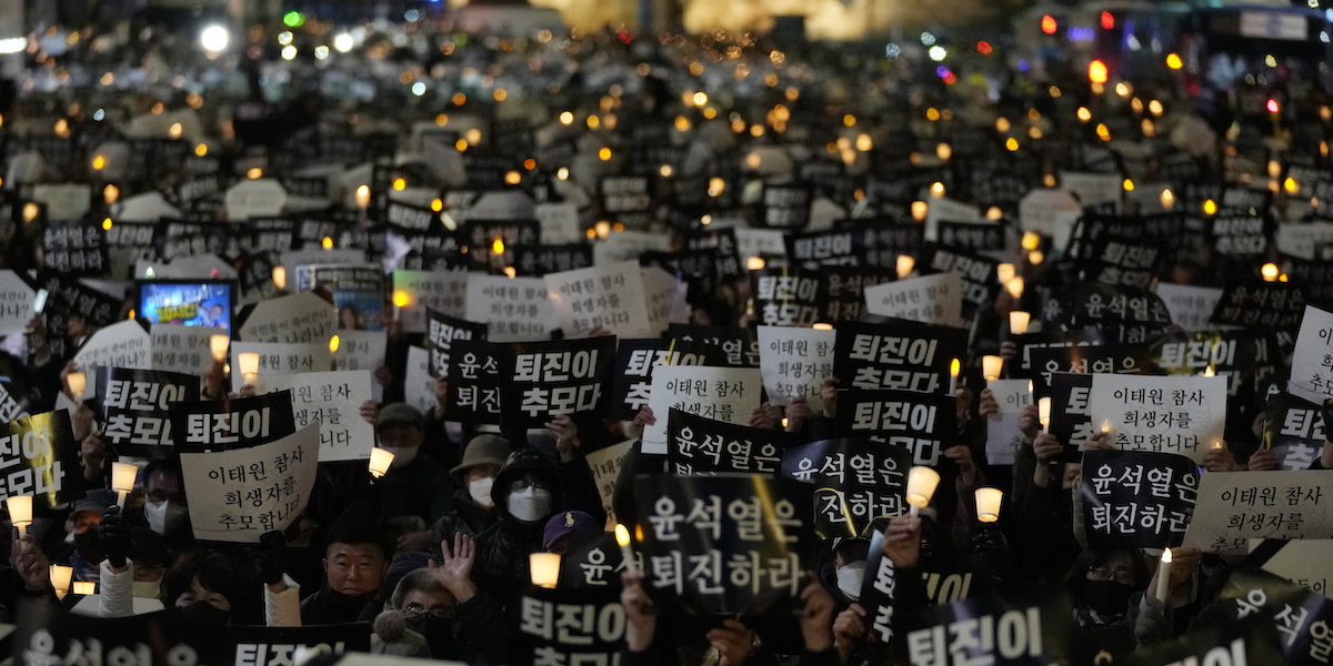 Una veglia per le persone morte nella strage di Halloween del 2022 (AP Photo/Ahn Young-joon)