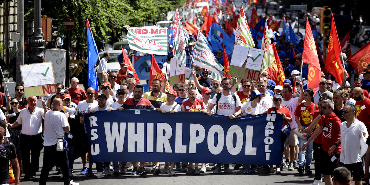 I lavoratori della Whirlpool in sciopero nel 2019 (Alessandro Pone/LaPresse)