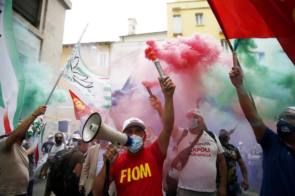 Una manifestazione di lavoratrici e lavoratori della Whirlpool nel 2021