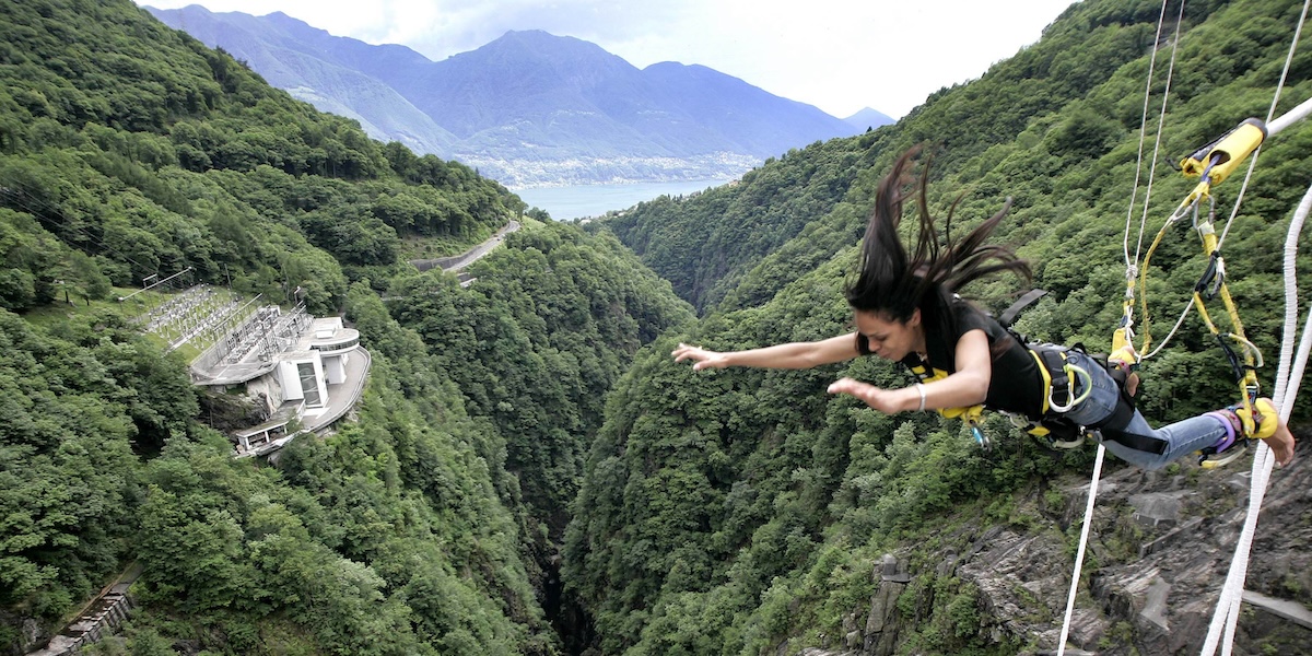 Una donna fa bungee jumping in val Verzasca, in Svizzera, il 7 giugno del 2008