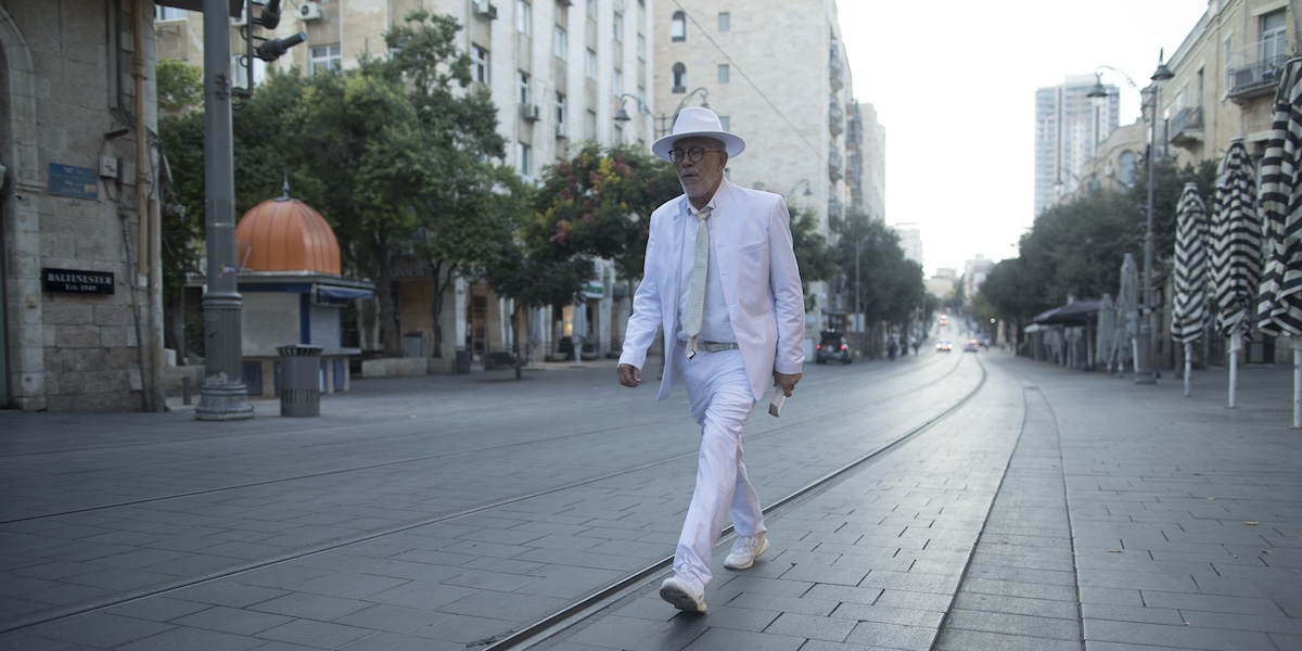 Un uomo cammina in una strada deserta di Gerusalemme il 13 ottobre (Photo by Amir Levy/Getty Images)