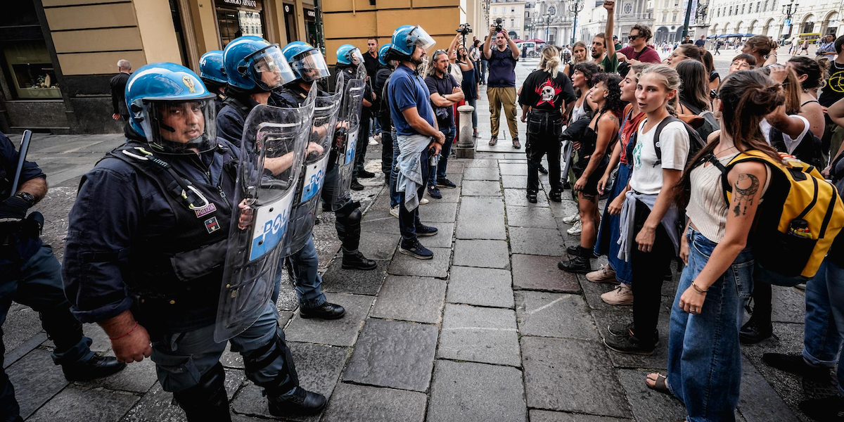 Manifestazione degli studenti contro l'arrivo della presidente del Consiglio Giorgia Meloni a Torino per la conferenza Stato Regioni. Piazza Castello, Torino, 3 ottobre 2023 (ANSA/TINO ROMANO)