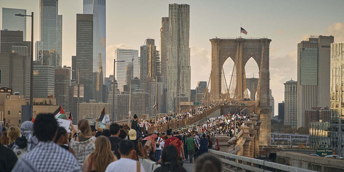 Manifestanti sul ponte di Brooklyn a New York, sabato 28 ottobre (AP Photo/Andres Kudacki)