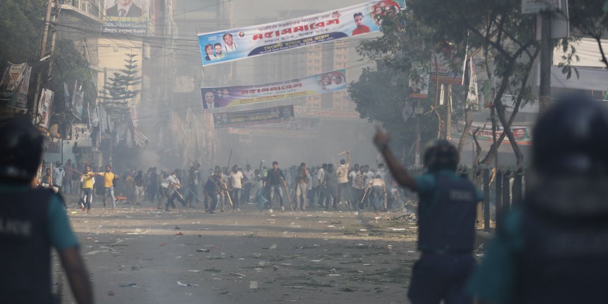 Un momento degli scontri tra la polizia e i manifestanti antigovernativi avvenuti a Dacca, in Bangladesh, il 28 ottobre 2023 (AP Photo/Mahmud Hossain Opu)