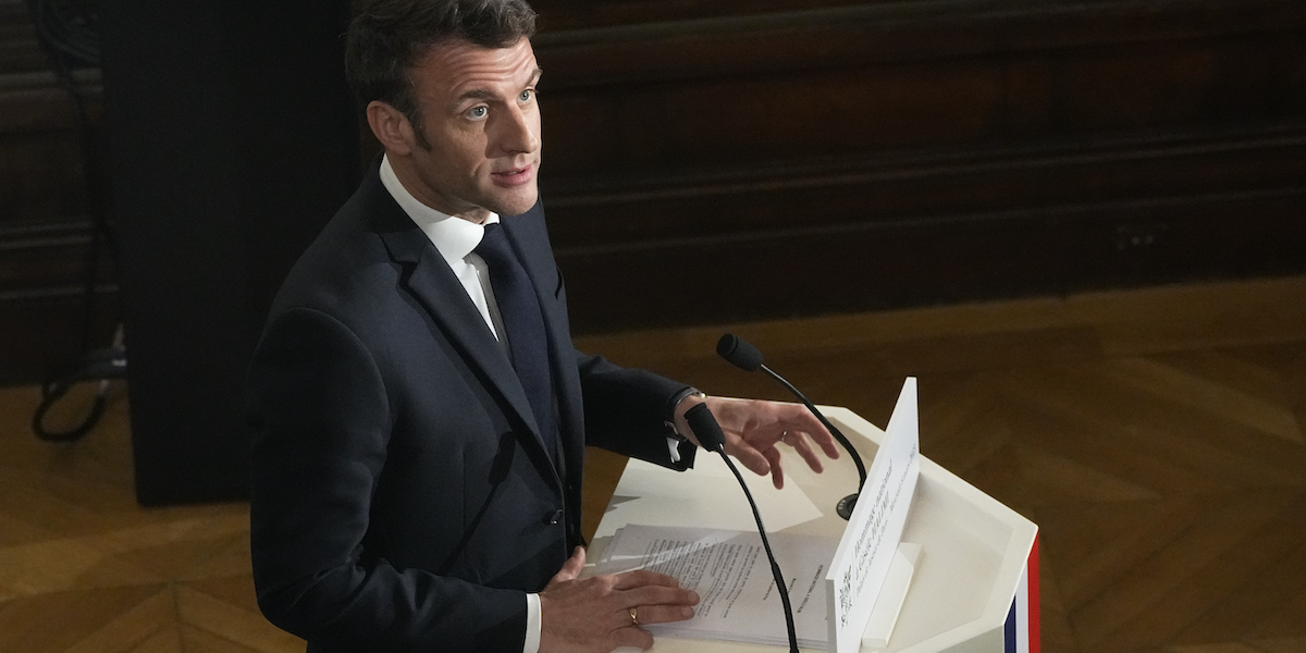 Emmanuel Macron, l'8 marzo 2023, durante un discorso in cui aveva parlato dell'inserimento del diritto all'aborto nella Costituzione francese (AP Photo/Michel Euler, Pool)
