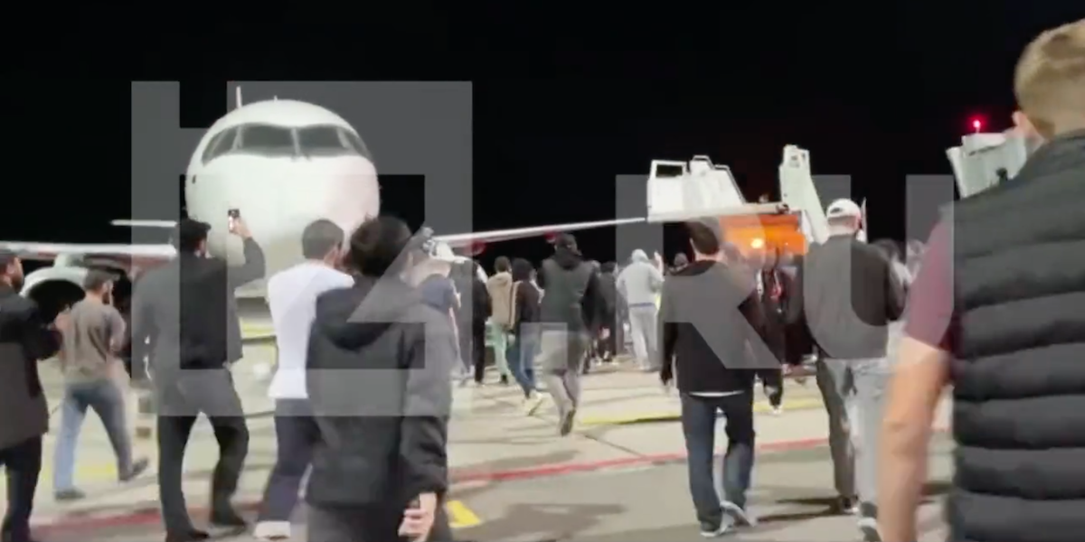 Fermo-immagine di un video girato il 29 ottobre sulla pista dell'aeroporto di Machačkala, in Russia, e diffuso dal quotidiano russo Izvestija





