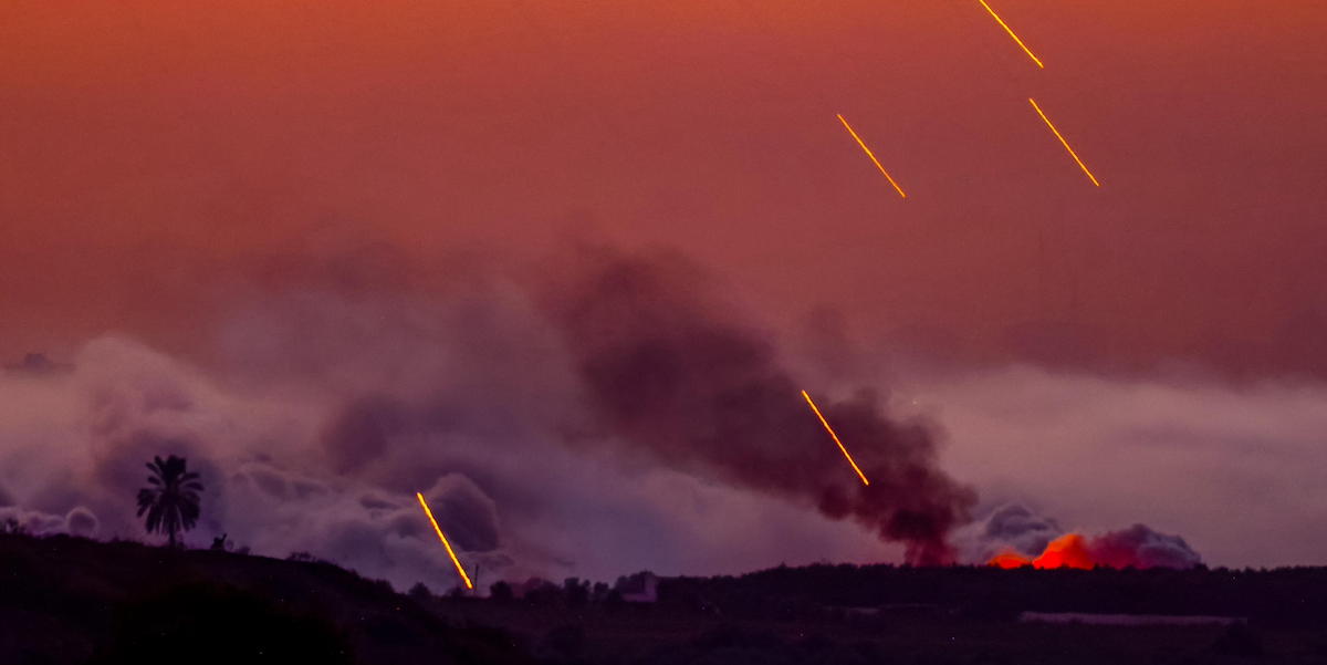 Proiettili israeliani colpiscono una zona nel nord della Striscia di Gaza domenica sera (EPA/HANNIBAL HANSCHKE, ANSA)