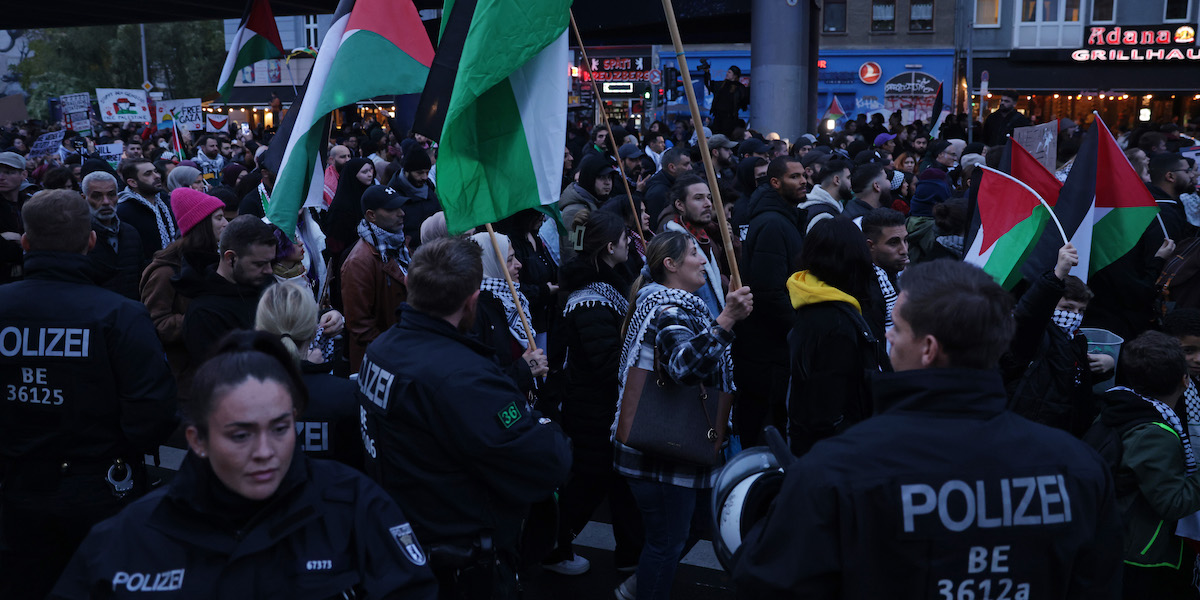 Manifestazione in sostegno dei palestinesi a Kreuzberg, quartiere di Berlino, il 28 ottobre 2023 (Sean Gallup/Getty Images)