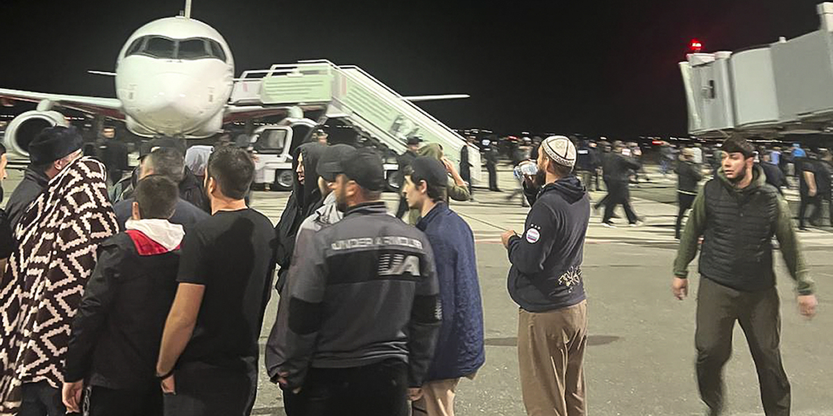L'attacco all'aereo proveniente da Israele all'aeroporto di Machackala, in Russia (AP Photo)