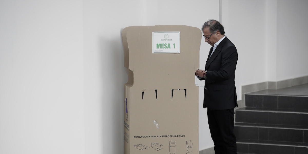 Il presidente Gustavo Petro al voto (AP Photo/Ivan Valencia)