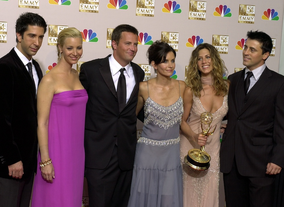 David Schwimmer, Lisa Kudrow, Matthew Perry, Courteney Cox, Jennifer Aniston e Matt LeBlanc, i protagonisti di "Friends", dopo aver vinto l'Emmy per la miglior serie comica il 22 settembre del 2002 a Los Angeles.