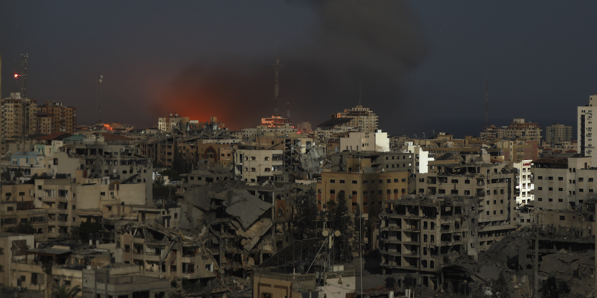 La città di Gaza dopo un bombardamento israeliano, il 30 ottobre 2023 (AP Photo/Abed Khaled)