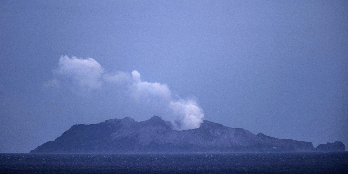 L'eruzione del vulcano White Island fotografata la mattina del 10 dicembre 2019