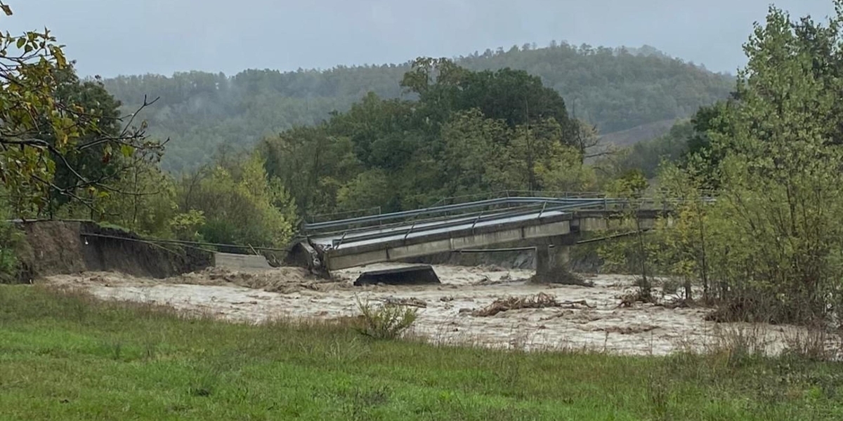 Il ponte sul Taro parzialmente crollato (ANSA/ PROVINCIA DI PARMA)