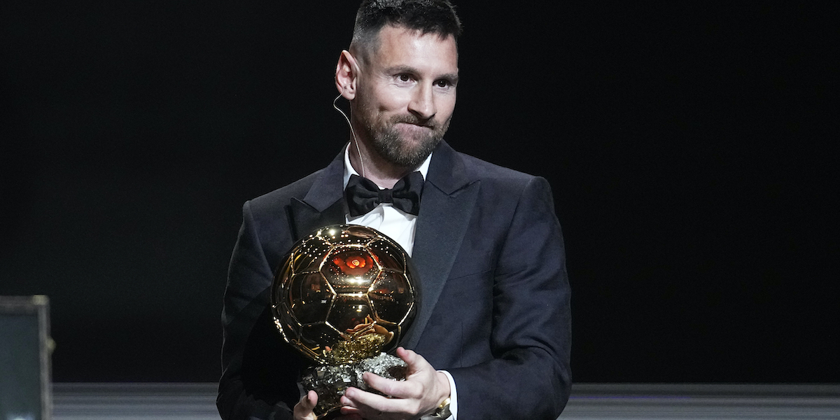 Lionel Messi con il suo ottavo Pallone d'Oro (AP Photo/Michel Euler)