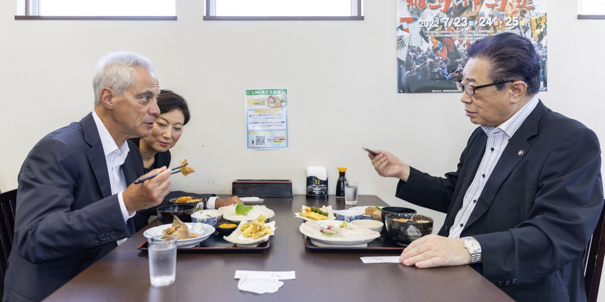L'ambasciatore Rahm Emanuel mangia pesce con il sindaco di una città vicina alla centrale di Fukushima, per dimostrarne la sicurezza (U.S. Embassy via AP)