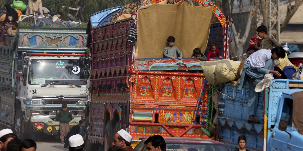 Bambini afghani su un camion in Pakistan (AP Photo/Muhammad Sajjad)