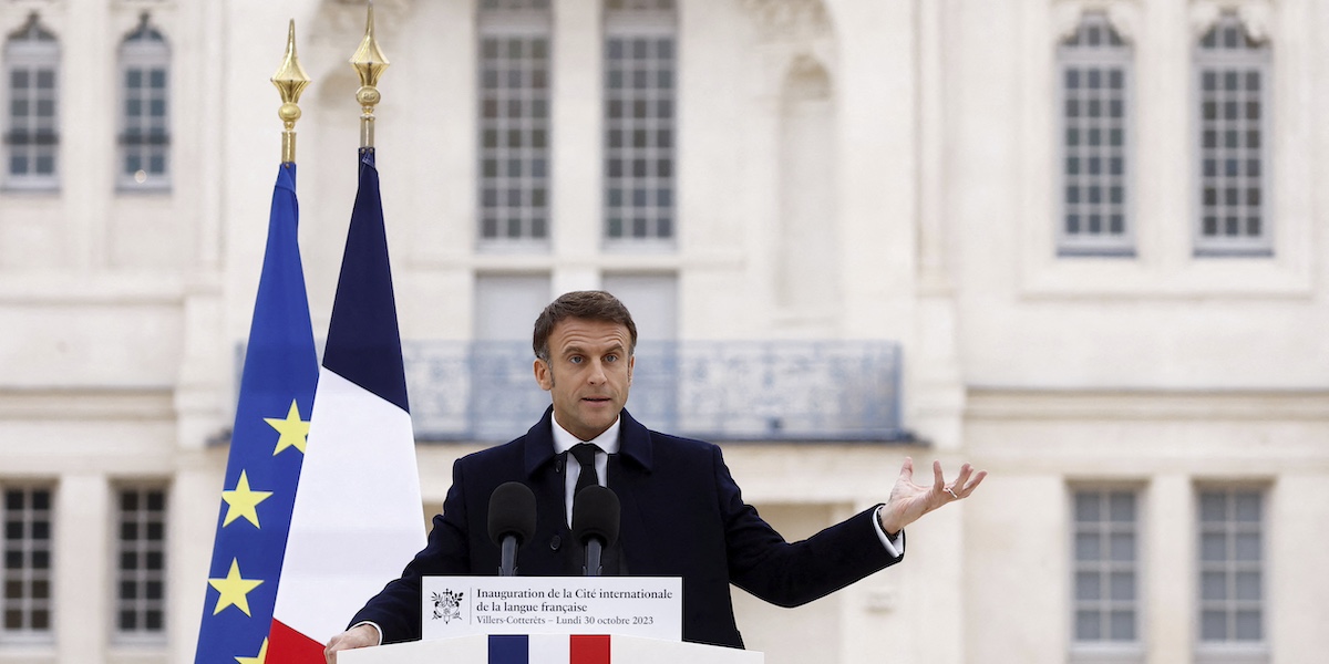 Il presidente francese Emmanuel Macron all'inaugurazione del centro culturale Cite internationale de la langue francaise (Christian Hartmann / Pool via AP)