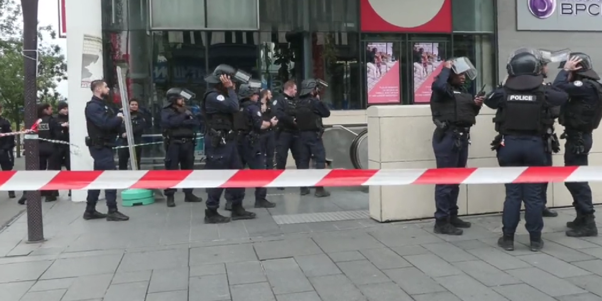 A Parigi la polizia ha ferito una donna che stava minacciando i passanti e inneggiando al terrorismo
