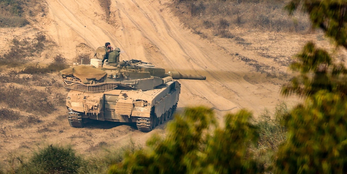 Un carro armato dell'esercito israeliano (ANSA/EPA/HANNIBAL HANSCHKE)