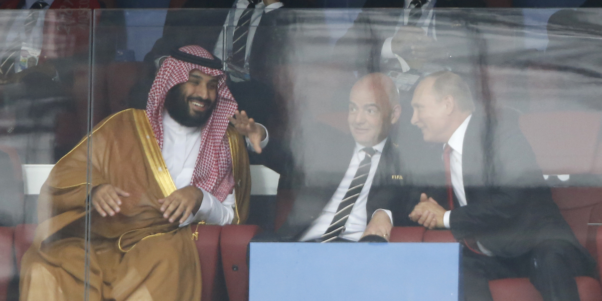 Il principe ereditario saudita Mohammed bin Salman, il presidente della FIFA Gianni Infantino, e il presidente russo Vladimir Putin, a Mosca nel 2018 (AP Photo/Hassan Ammar, File)