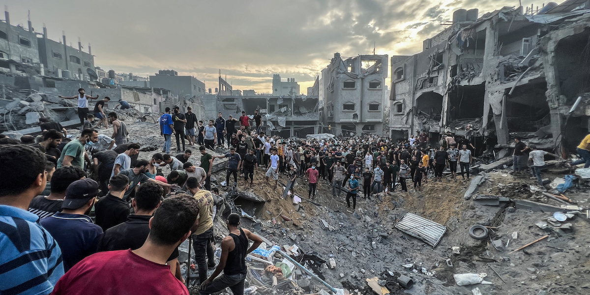 Palestinesi sfollati dopo i bombardamenti israeliani nel campo profughi di Jabalia (Fadi Wael Alwhidi/dpa)