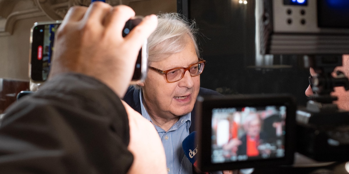 Il sottosegretario alla Cultura Vittorio Sgarbi dopo un incontro a Bologna, il 25 ottobre 2023