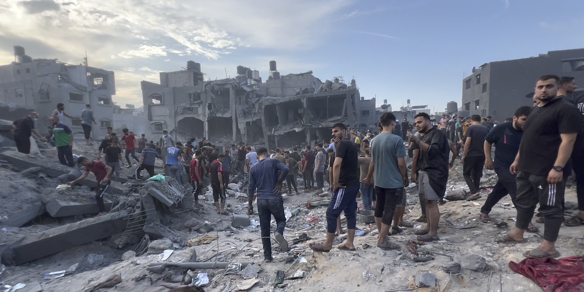 Persone nel campo profughi di Jabalia, il più grande della Striscia di Gaza, bombardato martedì