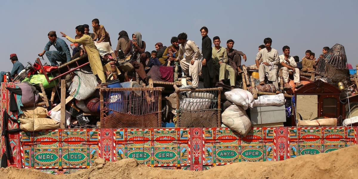 Persone in attesa di attraversare il confine con l'Afghanistan a Torkham, in Pakistan