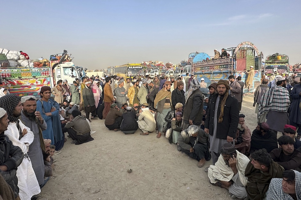 Persone afghane in attesa di sottoporsi ai controlli a Chaman, al confine con il Pakistan, il primo novembre