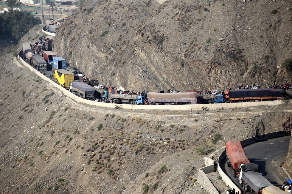Una fila di camion con a bordo persone afghane e i loro averi diretta verso il passo di Khyber, al confine con l'Afghanistan, il 31 ottobre
