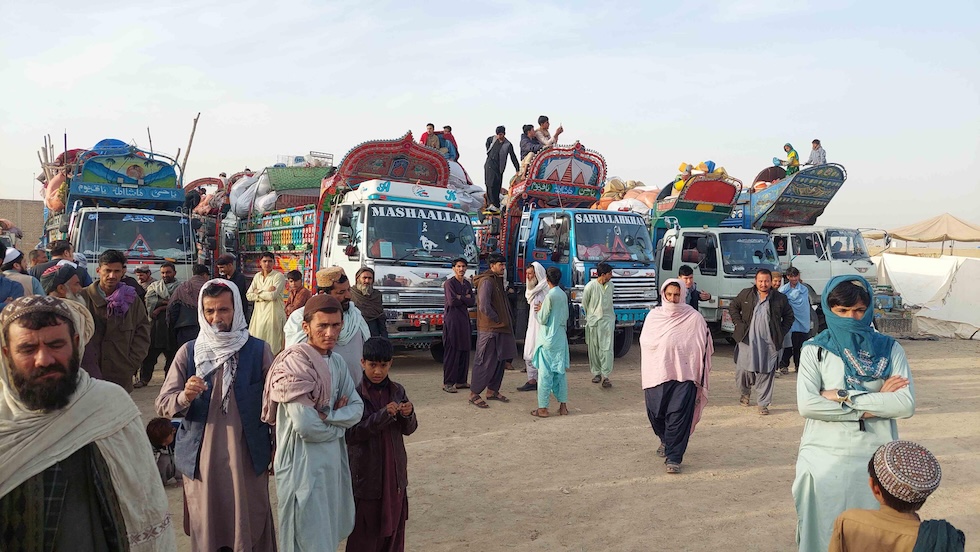 Camion di cittadini afghani in attesa di attraversare il confine a Chaman, in Pakistan, il primo novembre