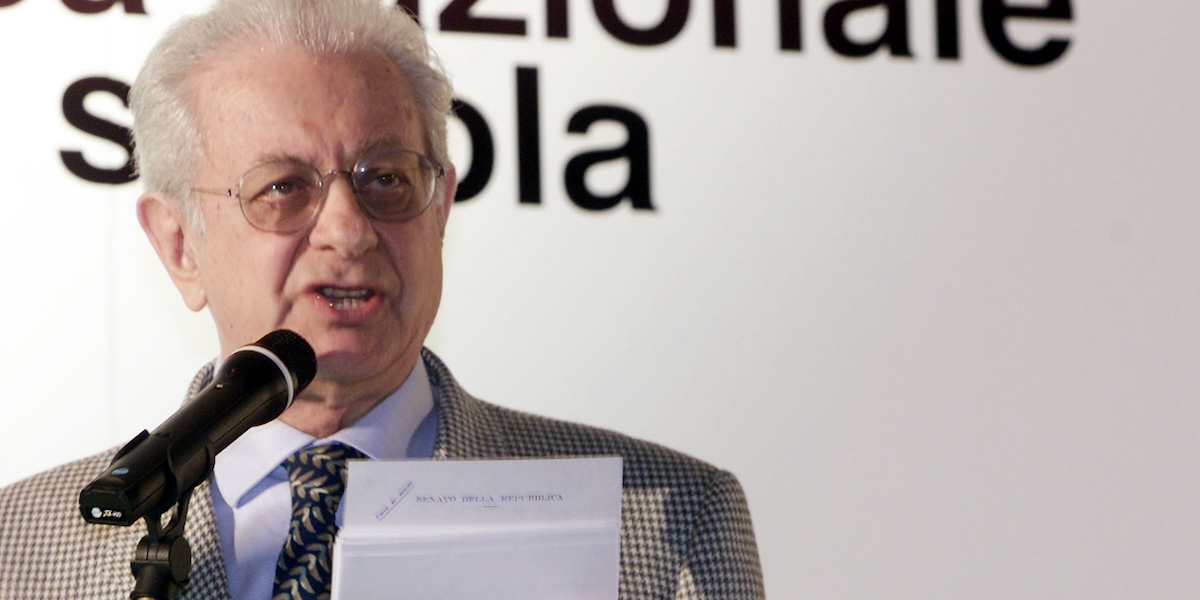 Luigi Berlinguer in una foto del 2002 (GIUSEPPE GIGLIA /ANSA)