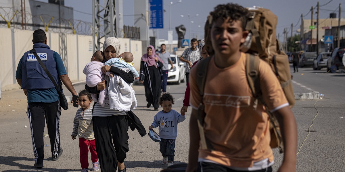Civili al varco di Rafah (AP Photo/Fatima Shbair)