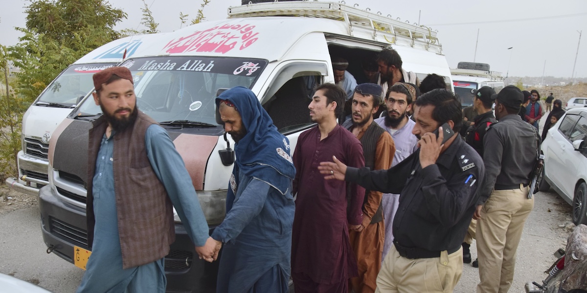 Persone afghane in coda in un centro per il rimpatrio a Quetta, in Pakistan, mercoledì primo novembre