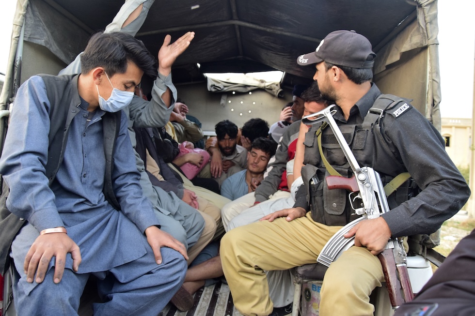 Agenti di polizia trasportano migranti afghani in un centro per il rimpatrio a Quetta, in Pakistan, mercoledì primo novembre