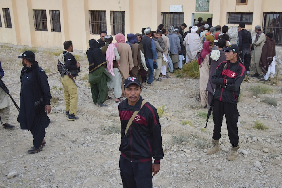 Afghani in coda al centro per il rimpatrio di Quetta, il primo novembre
