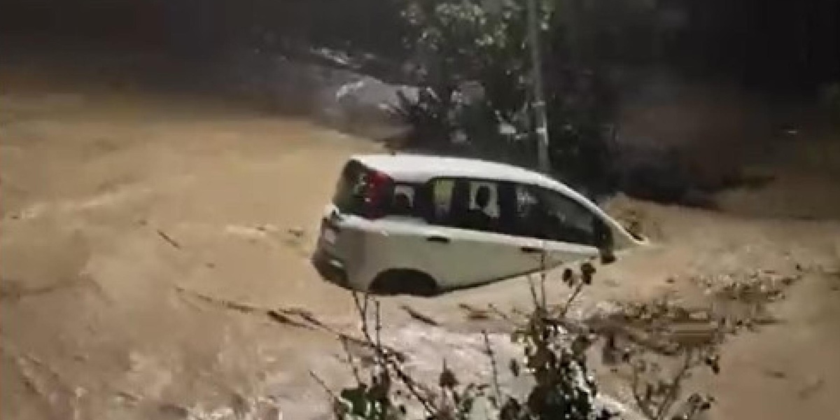 Un'auto trascinata via dall'acqua dopo l'esondazione del Bisenzio (ANSA)