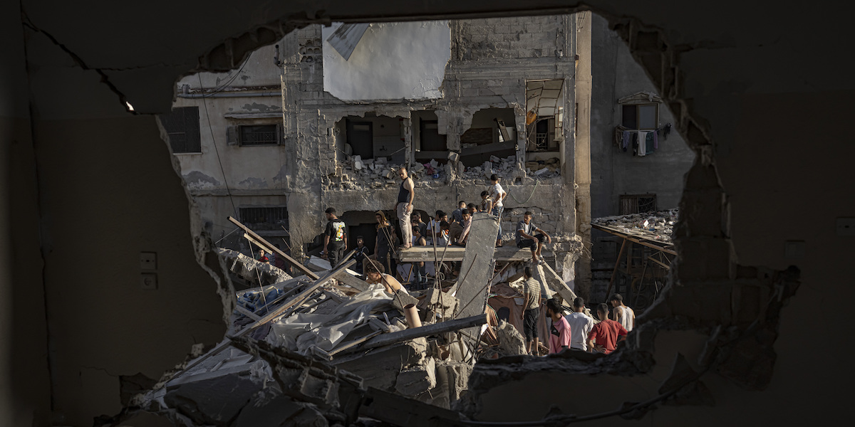 Macerie al campo profughi di Khan Yunis, nel sud della Striscia di Gaza (AP Photo/Fatima Shbair)