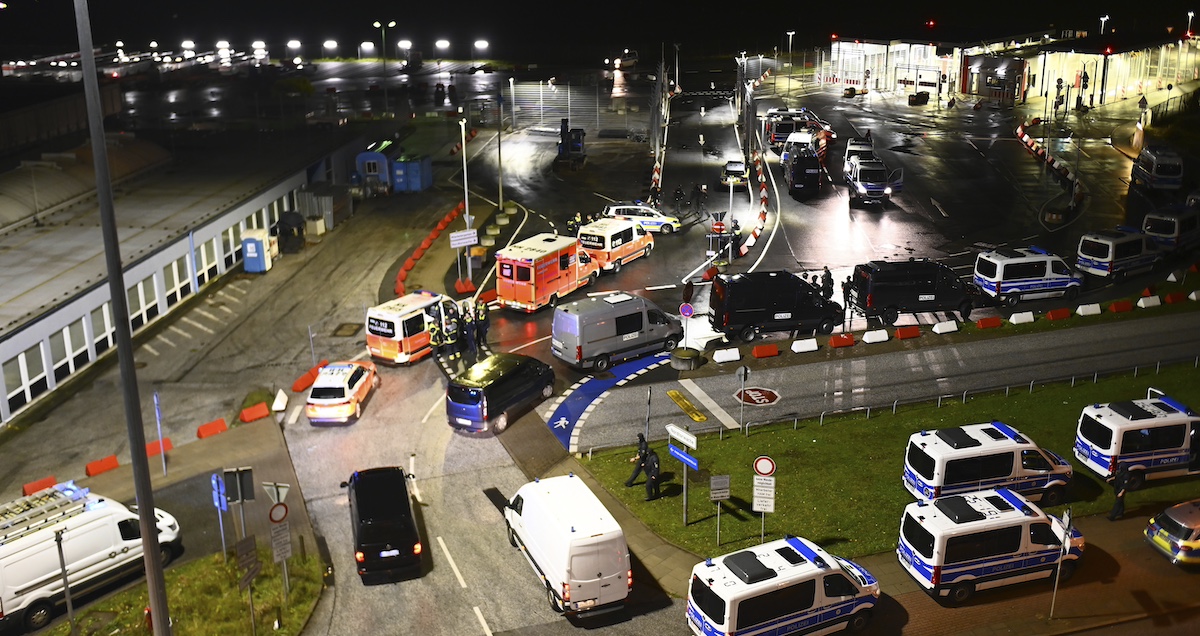 Macchine della polizia e ambulanze arrivano nell'aeroporto di Amburgo (Jonas Walzberg/dpa via AP)