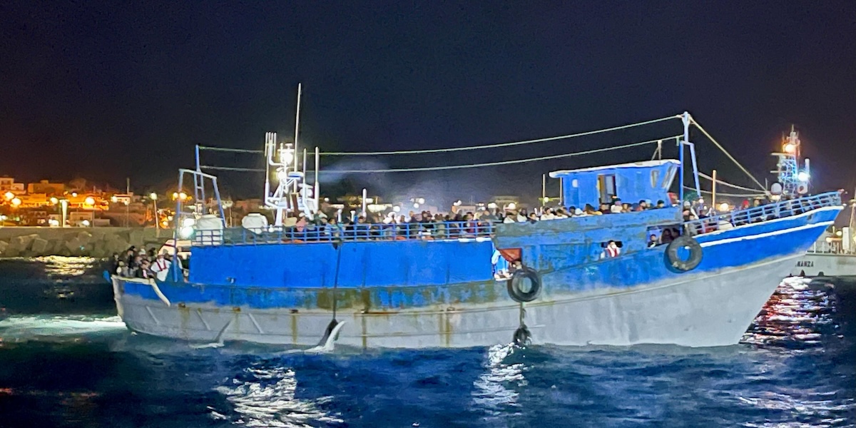 Un peschereccio con a bordo circa 400 migranti arrivato a Lampedusa sabato sera
