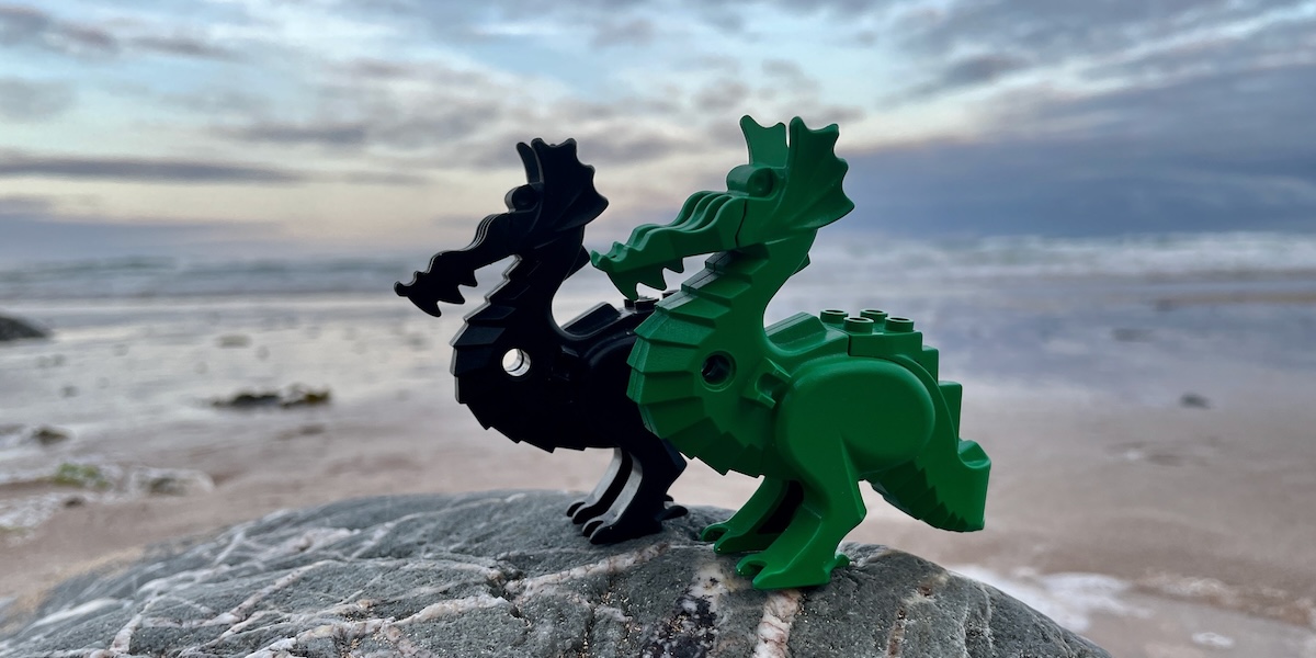 Due LEGO a forma di drago raccolti su una spiaggia della Cornovaglia