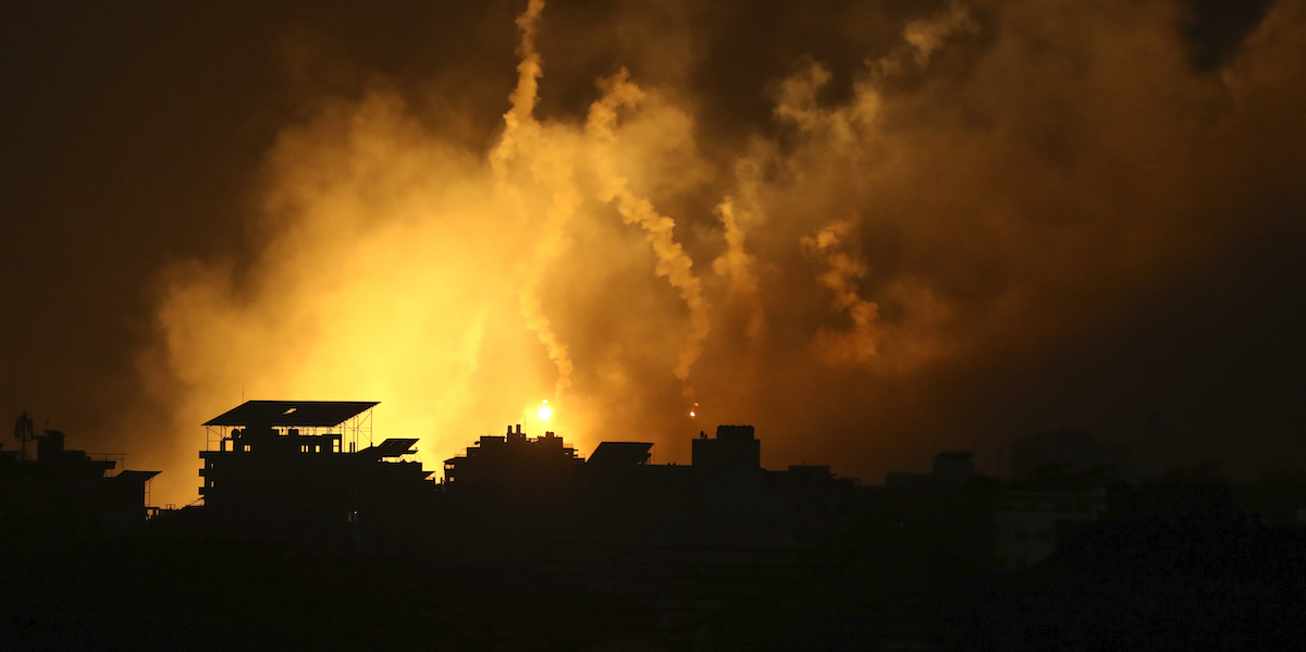 Bombardamenti sulla città di Gaza (AP Photo/Abed Khaled)