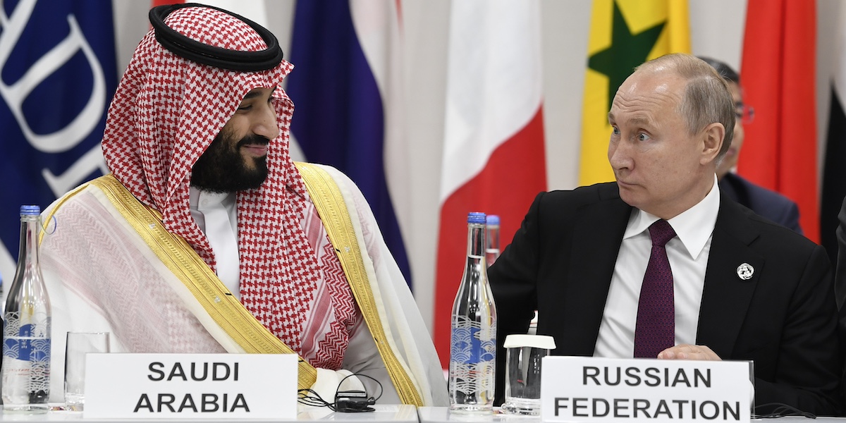 Il principe dell'Arabia Saudita Mohammed bin Salman con il presidente russo Vladimir Putin durante una riunione del G20 nel 2019 (AP Photo / Susan Walsh, File)